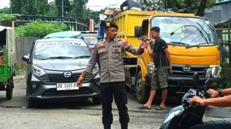 Aparat Polsek Manggala Urai Kemacetan Truk Pengangkut Sampah menuju TPA