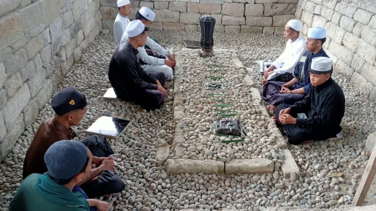 Momentum Lebaran, Makam Datuk Pattimang Ramai Dikunjungi Warga Luar Daerah