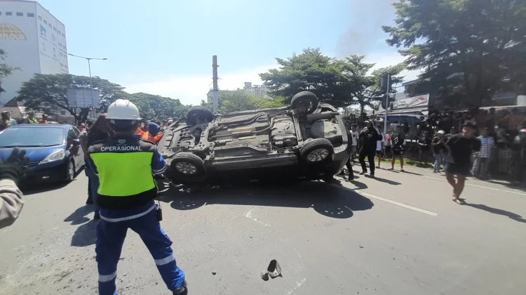 Minibus yang Dikendarai ASN Terguling di Kawasan Tol Makassar