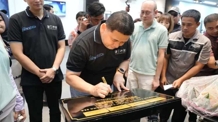 Munafri Resmikan Showroom Motoplex Putra Sulawesi, Dorong Kontribusi Pajak