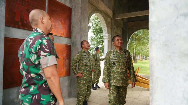 Kabacadnas RI Tinjau Gerbang Kemenangan Divisi 3/Kostrad