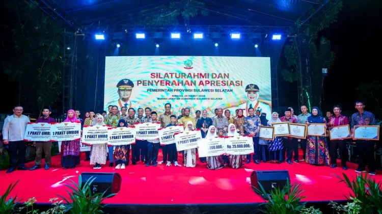 Gubernur Sulsel Serahkan Ratusan Penghargaan Bagi Kepala Daerah dan Kades