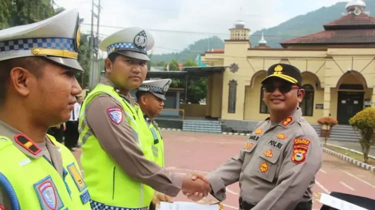 Kapolres Enrekang Beri Penghargaan Personel Berprestasi Pallawa 2026