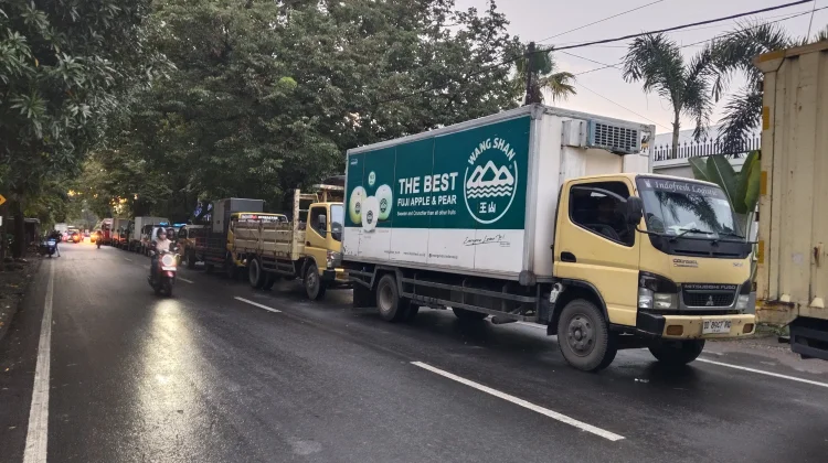 Warga Antre Isi Solar di SPBU Jl Cendrawasih Makassar