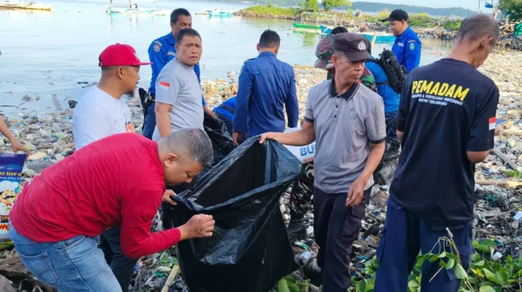 Polres Parepare Ikut Aksi Bersih Pantai Cempae Bersama TNI