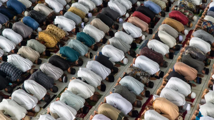 Perbedaan Pandangan Mazhab Tentang Hukum Menjalankan Shalat Hari Raya