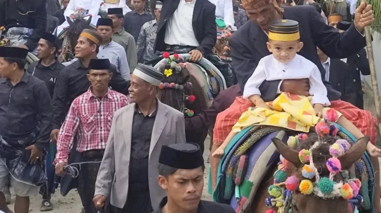 Bupati Pilih Berkuda Hadiri Pernikahan Warga di Sidrap