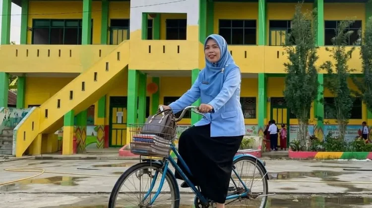 Ikuti Arahan Presiden, Guru di Wajo Ngantor Pakai Sepeda Ontel