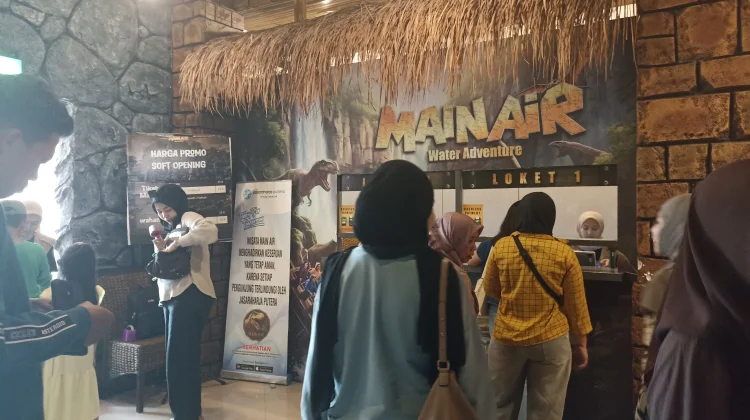 Wahana Main Air Dipadati Pengunjung pada Akhir Pekan