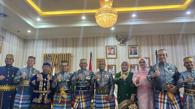 Kajati Sulsel Diberi Gelar Adat La Mappapole Daeng Pawinru