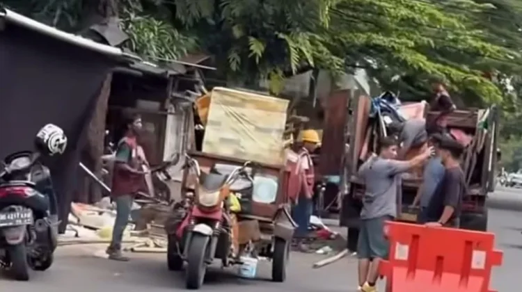 PKL Mariso Bongkar Lapak Sendiri, Dukung Penataan Kota