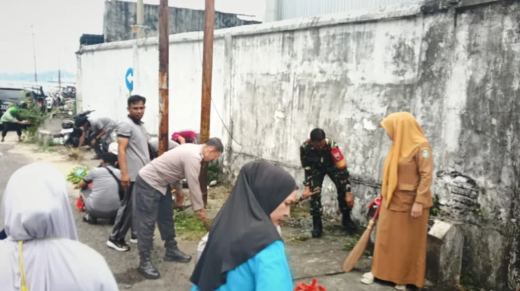 Polek KPN Parepare Bersama Warga dan Aparat Kelurahan Lakukan Kerja Bakti