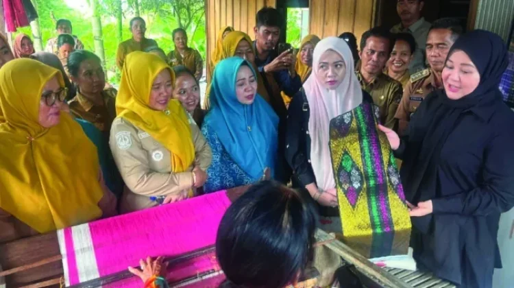 Tenun Emas Sidrap Dibidik Tembus Pasar Global