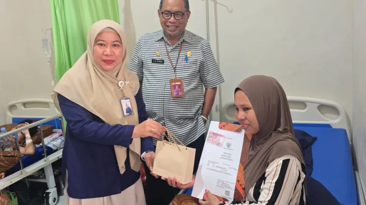 Terobosan Disdukcapil Lutra, Bayi Baru Lahir Langsung Bawa Pulang Dokumen