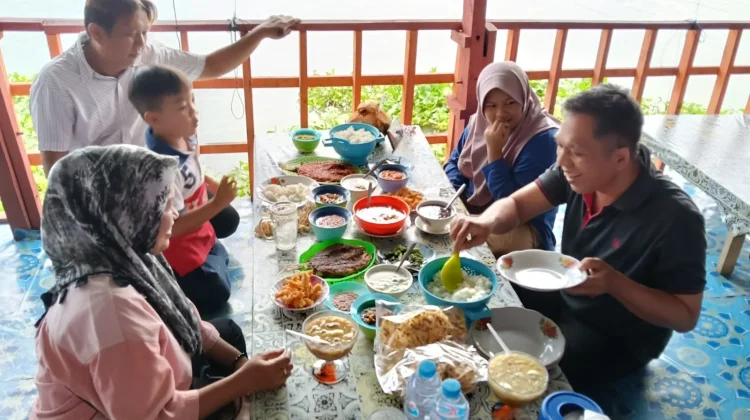 Warung Lesehan Fadhil Tawarkan Kuliner Seafood di Kawasan Danau Tanjung Bunga