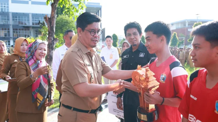 Wabup Bulukumba, Serahkan Penghargaan Kepada Atlet Sepakbola U-16