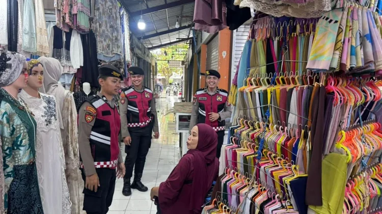 Personel Presisi Samapta Sambangi Aktivitas UMKM di Pasar Sentral Sungguminasa