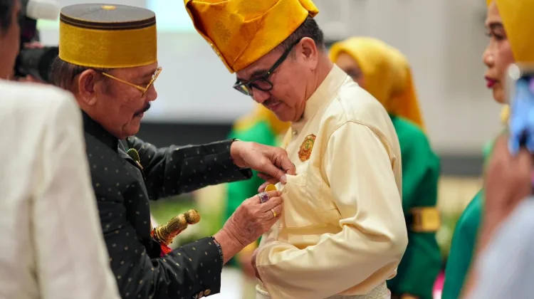 Jufri Rahman Terima Penyematan Kehormatan di HUT Majelis Keturunan To Manurung
