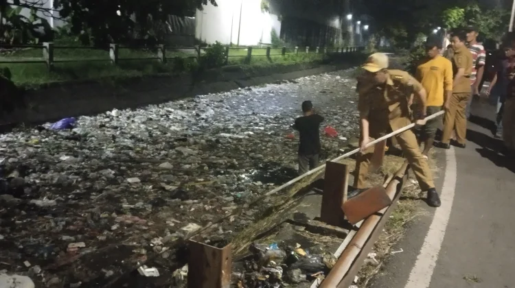 Camat Panakkukang Turun Bersihkan Sampah Kanal Karuwisi
