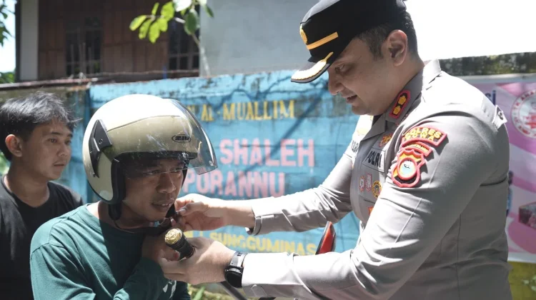 Peduli Keselamatan, Kapolres Gowa Turun Langsung Bagikan Helm Gratis di Jalan