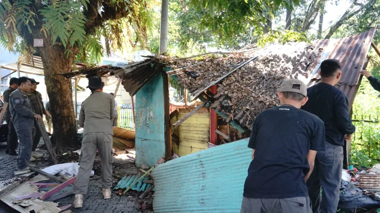 Belasan Pedagang di Kecamatan Tallo Ditertibkan