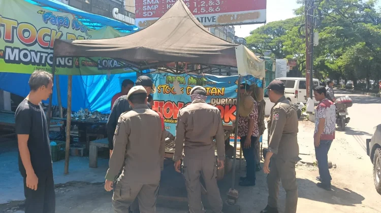 Kecamatan Tamalanrea Tertibkan 60 Lapak PKL di Poros BTP, Berjalan Tertib