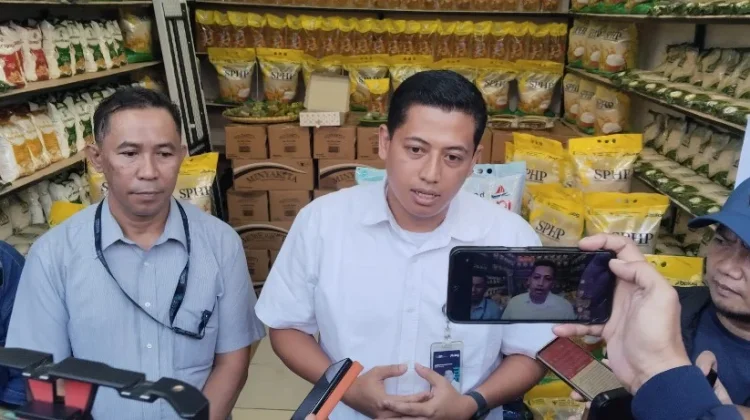 Bulog Makassar Gelar Operasi Pasar dan Resmikan Kios