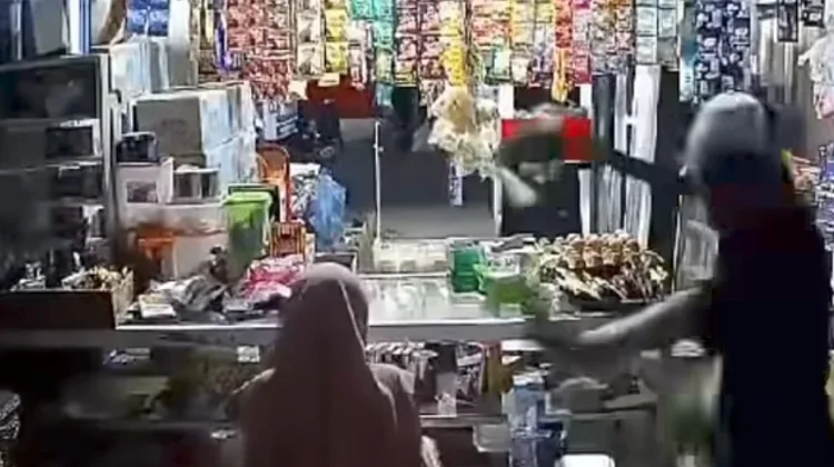 Viral Remaja Masuk Warung Amankan Diri dari Kejaran Geng Motor