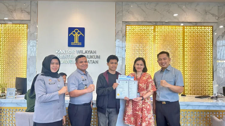PIC Apostille Kemenkum Turut Serahkan Sertifikat Apostille kepada Pemohon