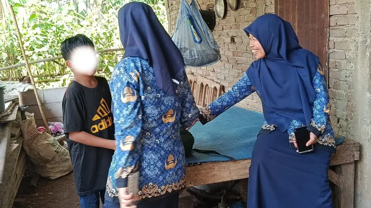 Demi Siswa, Guru MIN Maros Susuri Pelosok hingga Kandang Sapi