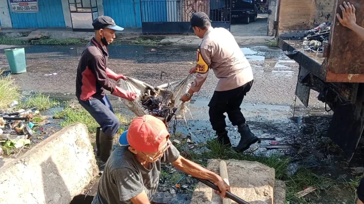 Peduli Lingkungan, Bhabinkamtibmas di Parepare Bantu Pembersihan Selokan