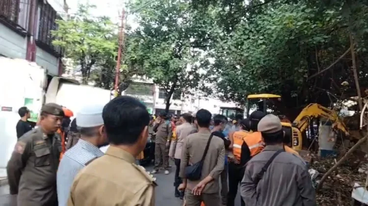 Lapak Pedagang Kawasan SMKN 4 Makassar Ditertibkan
