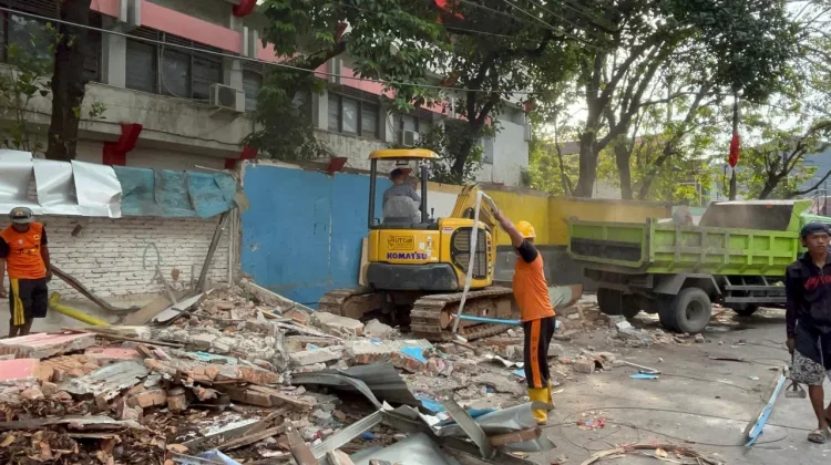 Penertiban 60 Lapak PKL di Bontoala Berjalan Tertib