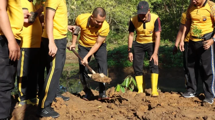 Dukung Program Nasional, Polres Maros Tanam Pohon dan Tebar Ikan
