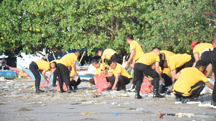 Peduli Lingkungan, Polres Bulukumba Bersihkan Pantai Merpati