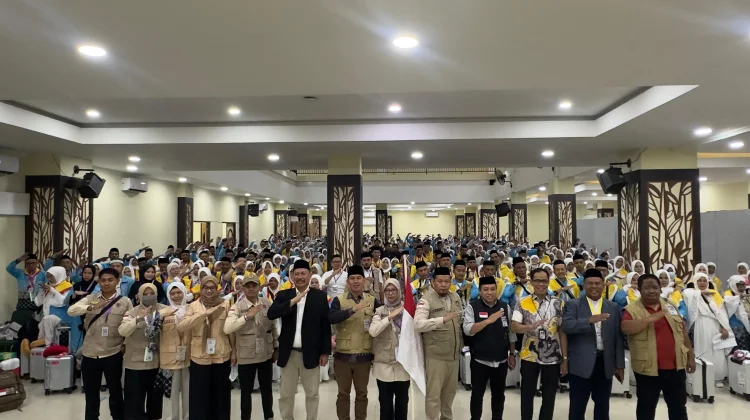 Wakil Ketua PPIH Embarkasi Makassar Lepas Kloter 3 UPG Asal Bone