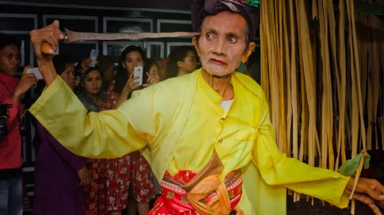 Tari Maggiri, Ritual Sakral Bissu yang Terancam Punah