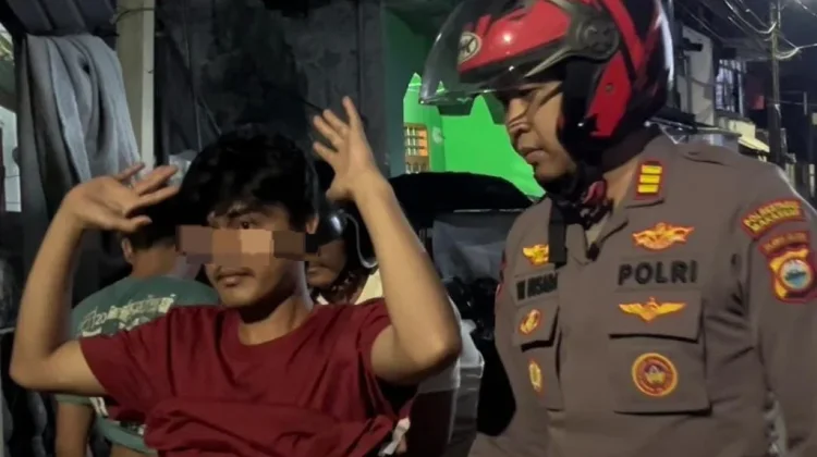 Aparat Polsek Mamajang Bubarkan Komplotan Pesta Minuman Keras