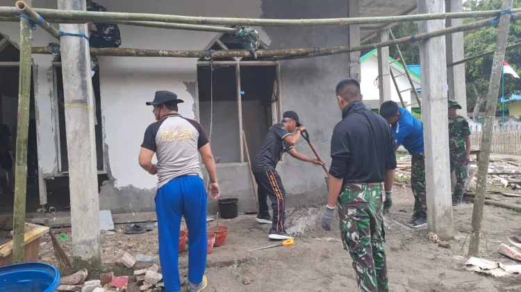 Tentara dan Polisi Bersinergi Bangun RTLH di Batangmata Sapo Selayar