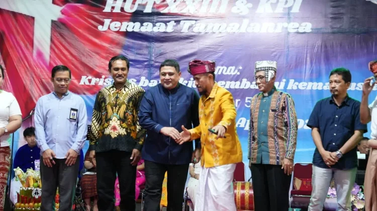 Hadiri Paskah Jemaat Tamalanrea, Munafri Tekankan Persatuan dalam Kebersamaan