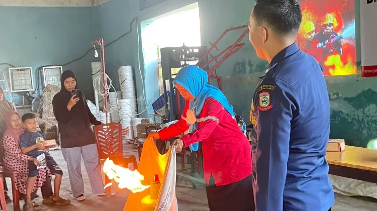 Pertamina Latih Gunakan APAR ke Warga Sekitar Operasional