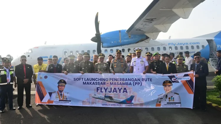 Gubernur Sulsel Luncurkan Penerbangan Perdana Masamba-Makassar