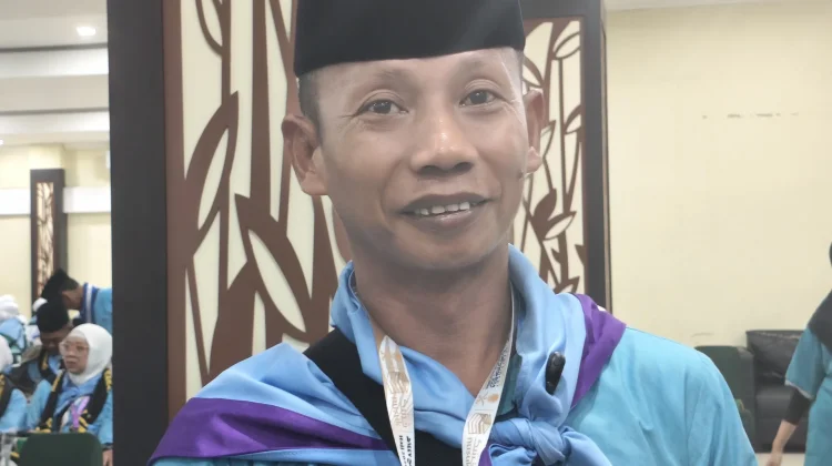 Penghasilan Mengayuh Becak, Kamiseng Bersama Istrinya bisa Naik Haji