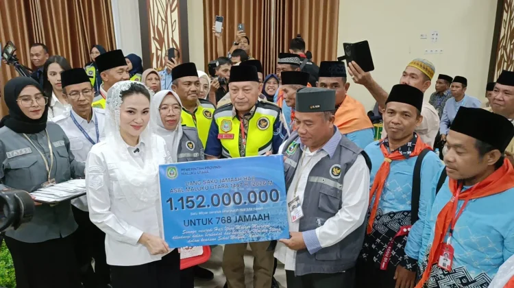 Uang Saku dan Doa, Jemaah Haji Maluku Utara Berangkat Penuh Harapan