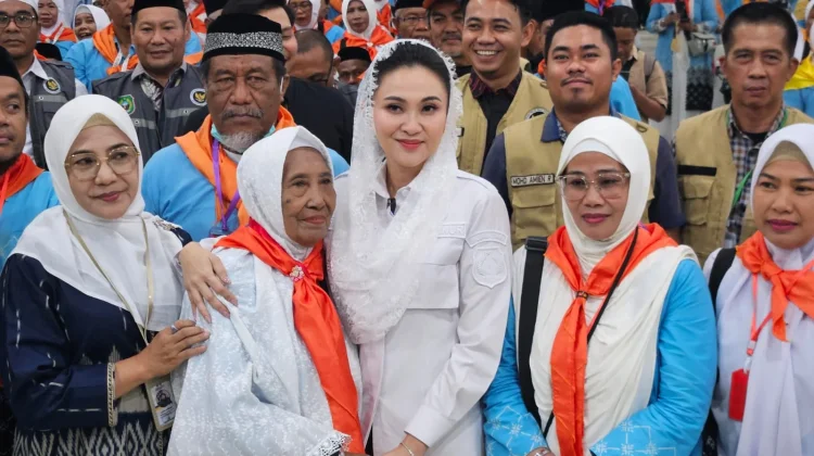 Uang Saku dan Doa, Jemaah Haji Maluku Utara Berangkat Penuh Harapan