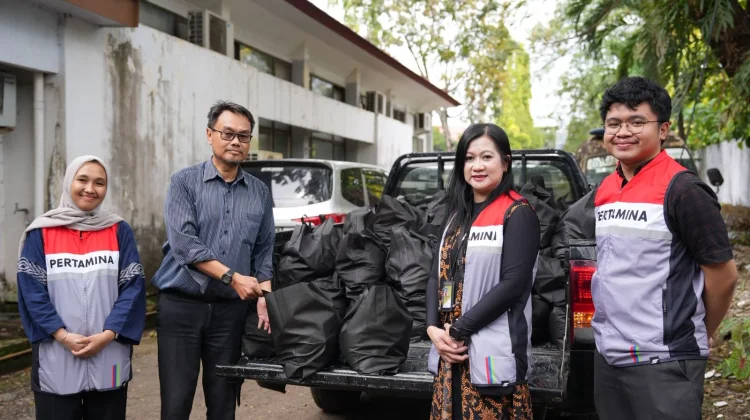 Pertamina Salurkan Sembako Jelang May Day