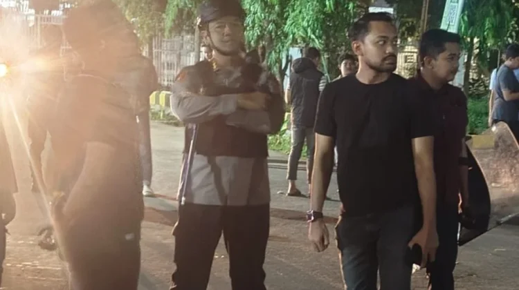Unjuk Rasa Memperingati Hari Pendidikan Nasional Berlangsung hingga Malam