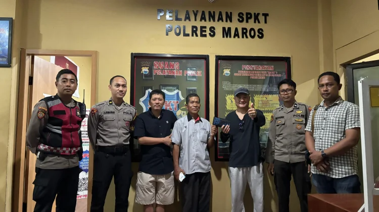Sentuhan Humanis Polisi Maros, Bantu WNA Temukan Dompet Hilang