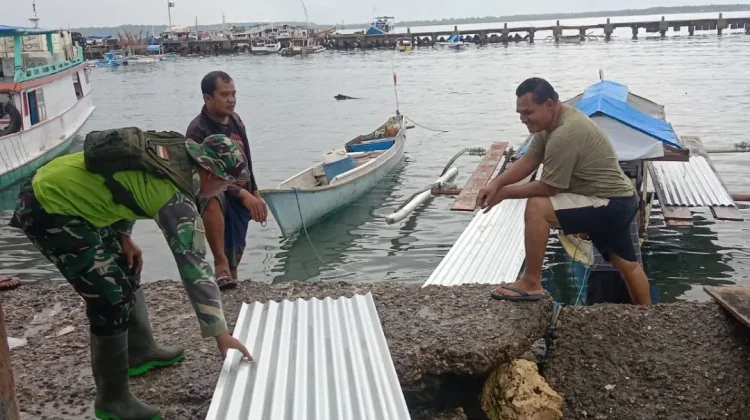 Personil TMMD di Selayar Menantang Ombak ke Pulau