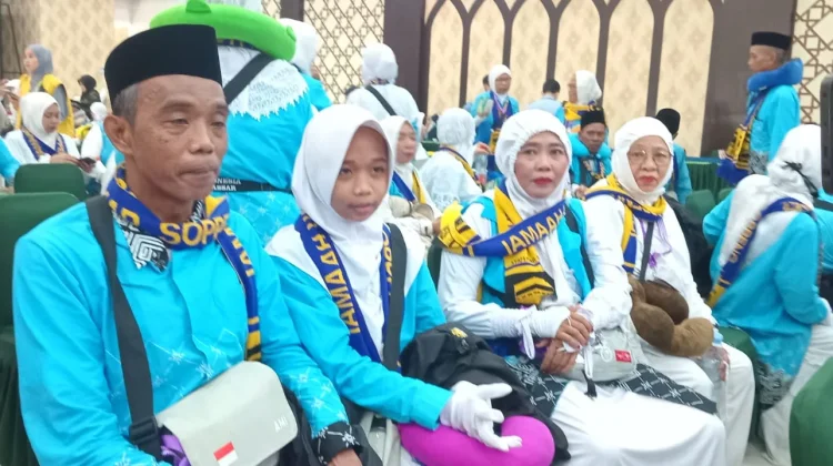 Menggenggam Mimpi Ibu, Zakiyah Berangkat Haji di Usia Muda